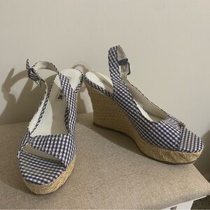 Size 9 Plaid, navy and white with rattan wedges. Side buckle in silver.